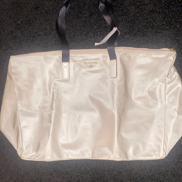 Michael Kors Handbags - Michael kors lightweight bag. New with tags